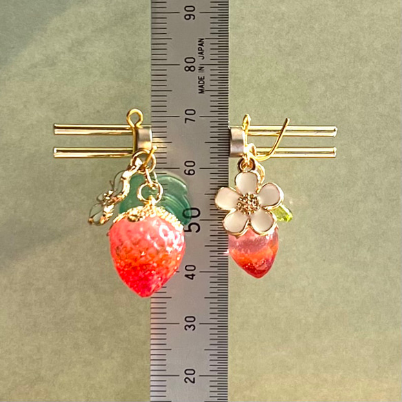 小さなイチゴとお花の耳飾り 選べるイヤリング・ピアス 3枚目の画像