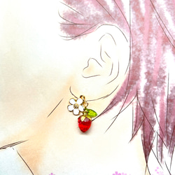 小さなイチゴとお花の耳飾り 選べるイヤリング・ピアス 5枚目の画像