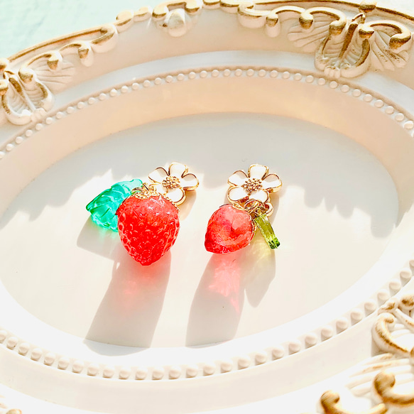 小さなイチゴとお花の耳飾り 選べるイヤリング・ピアス 2枚目の画像