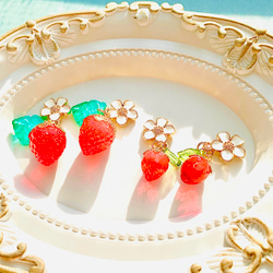 小さなイチゴとお花の耳飾り 選べるイヤリング・ピアス 1枚目の画像