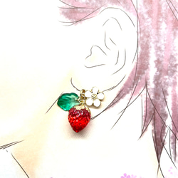 小さなイチゴとお花の耳飾り 選べるイヤリング・ピアス 4枚目の画像