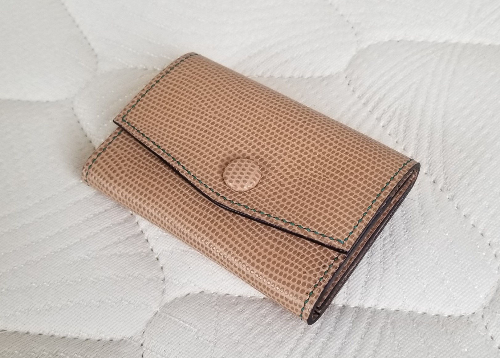 『ワケありな逸品』全て手縫いで仕上げた上質なカード入れ（リザード型押し）