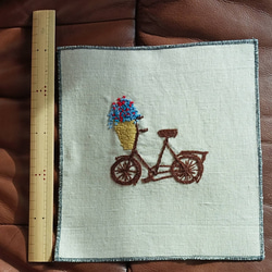 ハンドメイド 手刺繍 布地 自転車 3枚目の画像