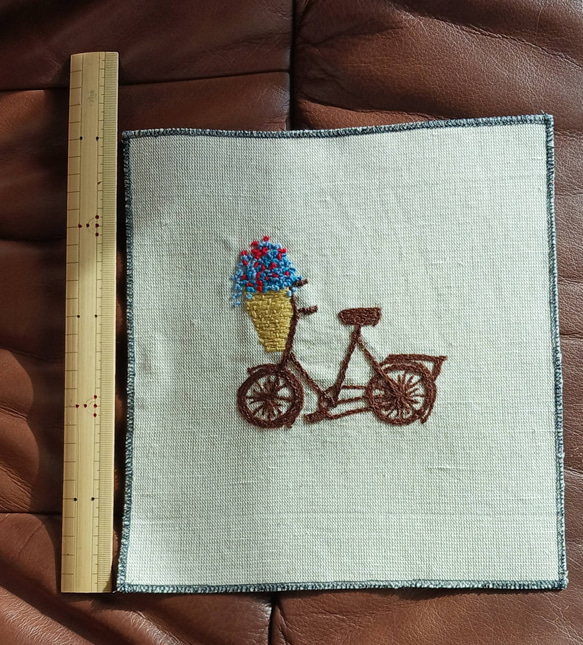 ハンドメイド 手刺繍 布地 自転車 3枚目の画像