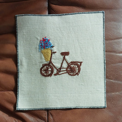 ハンドメイド 手刺繍 布地 自転車 2枚目の画像