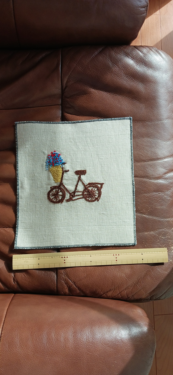 ハンドメイド 手刺繍 布地 自転車 4枚目の画像