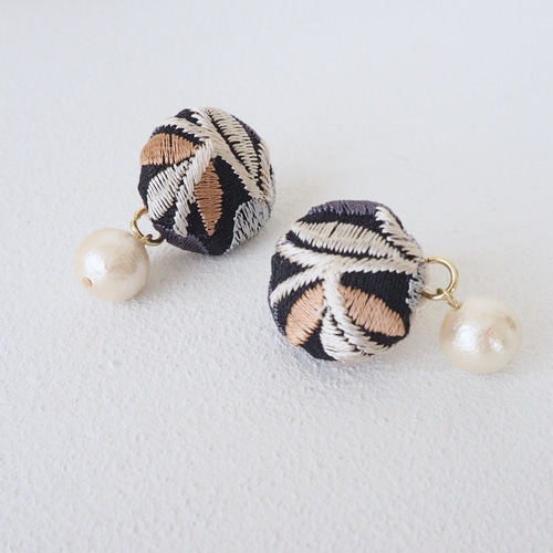 インド刺繍リボンのくるみボタンピアス&イヤリング コットン
