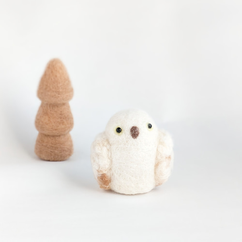 ラッキーモチーフ！小さな白ふくろうさん　羊毛フェルト 森の動物たち 真っ白なフクロウ 羊毛フェルト 羊毛フェルト アカツキコ