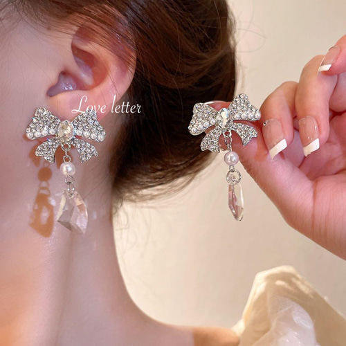 ピアス　リボン　白　パール　ピンク　しずく　ビジューチャーム　推し　デート　春 ピアス リボン 白 パール ピンク しずく ビジューチャーム 推し デート 春