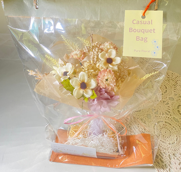 Casual Bouquet お気軽に贈って頂きたい小さめブーケです。オフホワイトをベース。バッグ入りもあります 4枚目の画像