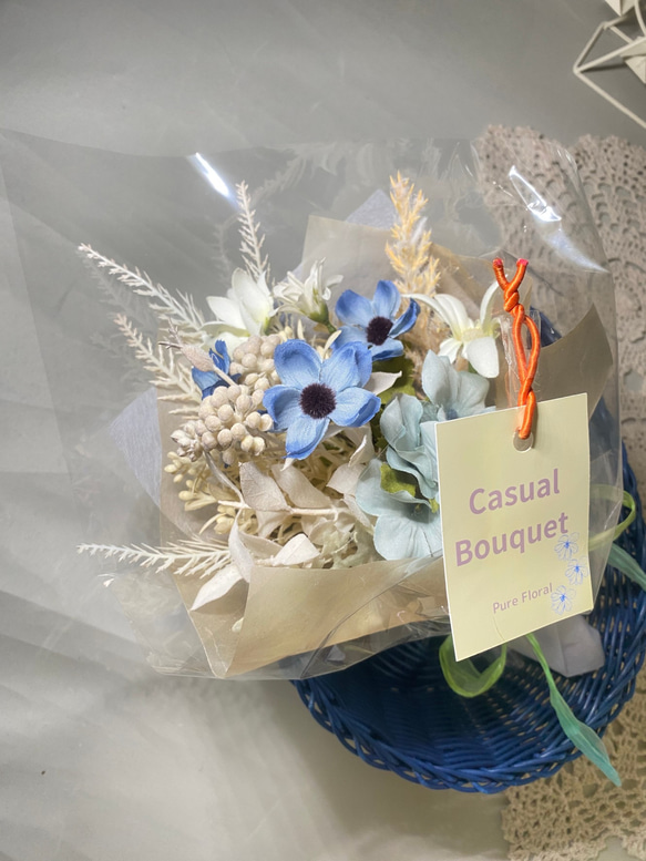 Casual Bouquet お気軽に贈って頂きたい小さめブーケです。オフホワイトをベース。バッグ入りもあります 3枚目の画像