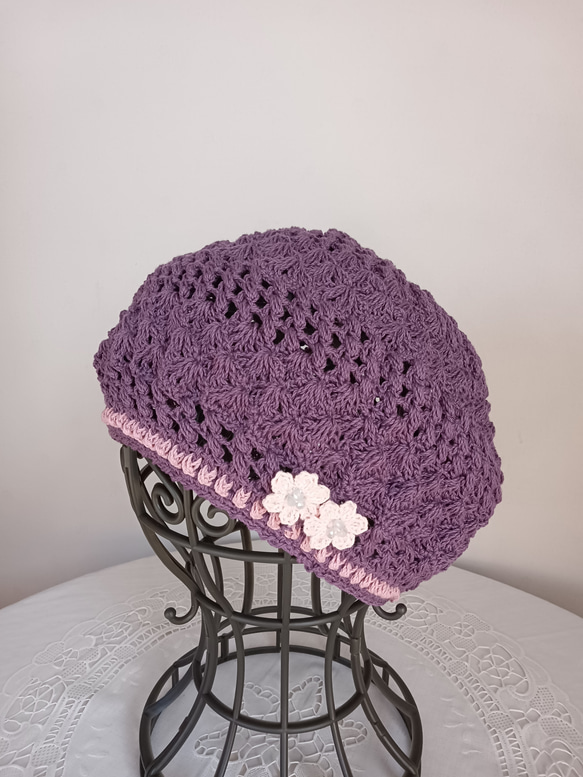 パープルのエキゾチックベレー帽・淡いピンクの小花 1枚目の画像