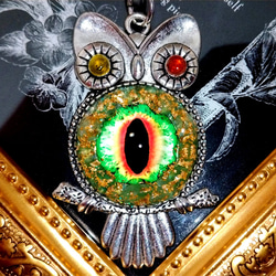 【メンズ】ドラゴンアイの梟の夢ペンダント（グリーンアベンチュリン・金箔・シルバー色）インド翡翠・緑・フクロウ・ネックレス 1枚目の画像
