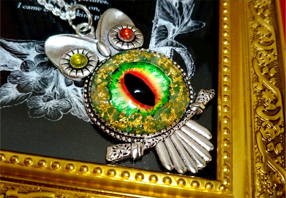 【メンズ】ドラゴンアイの梟の夢ペンダント（グリーンアベンチュリン・金箔・シルバー色）インド翡翠・緑・フクロウ・ネックレス 3枚目の画像