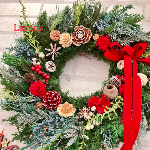 赤い木の実とグリーンのボタニカルプリザーブドグリーンのクリスマス 