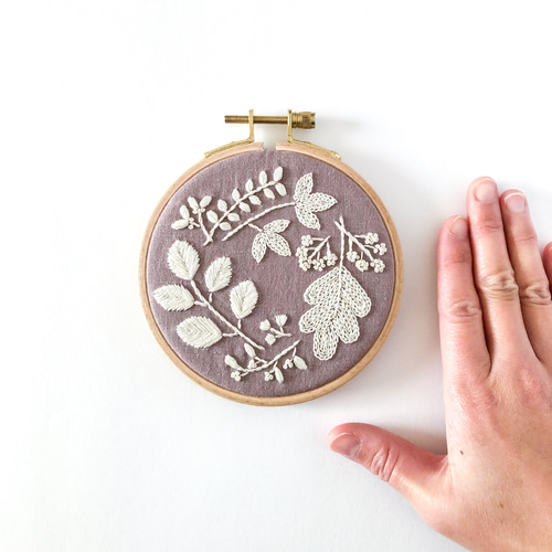 Botanical 紫 ファブリックパネル 直径11cm /刺繍 インテリア