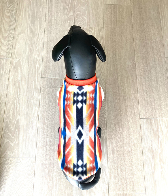 【再販】犬服 ネイティブオルテガ柄フリース❤︎ ホワイトOG　タンクトップドッグウェア　秋冬 3枚目の画像