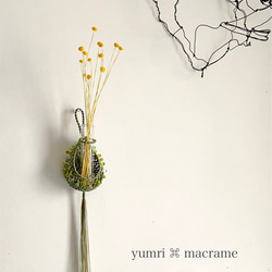 ［受注制作］yumri ⌘ macrame 小さなしずく型マクラメ一輪挿しフラワーベース・ガラスビーズ［グリーン］ 2枚目の画像