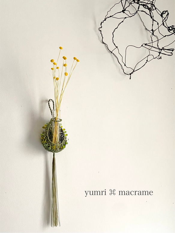 ［受注制作］yumri ⌘ macrame 小さなしずく型マクラメ一輪挿しフラワーベース・ガラスビーズ［グリーン］ 2枚目の画像