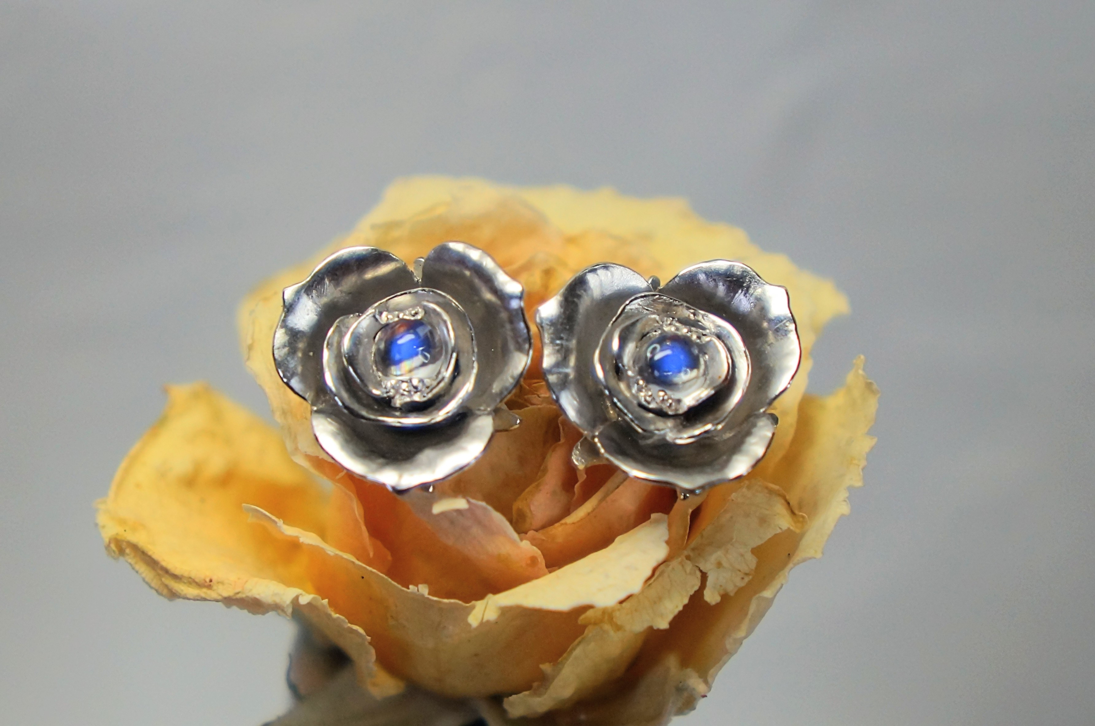 バラのピアス(ロイヤルブルームーンストーン)一点物