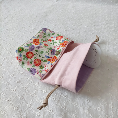 再販】沖縄紅型 巾着ポーチ 花と蝶 オフホワイト×ピンクアーモンド