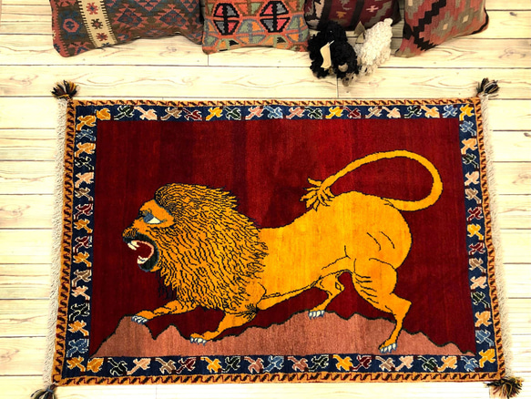 【送料無料 100㎝ × 147㎝】勇ましいライオンの赤いギャッベ　～古の遊牧民の息吹を感じる空間づくり～ 1枚目の画像