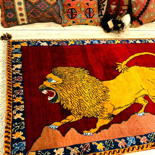 送料無料 100㎝ × 147㎝】勇ましいライオンの赤いギャッベ ～古の