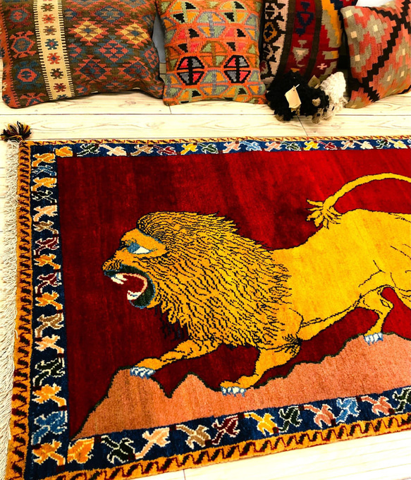 【送料無料 100㎝ × 147㎝】勇ましいライオンの赤いギャッベ　～古の遊牧民の息吹を感じる空間づくり～ 2枚目の画像