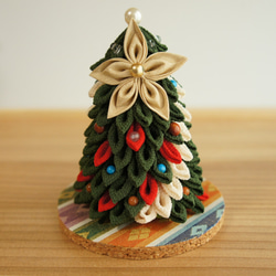 つまみ細工 ちりめん 天然石をちりばめた クリスマスツリー 　 4枚目の画像