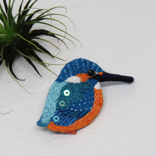 【カワセミ】ビーズ刺繍ブローチバッグチャーム 楽天市場】TOHO ビーズ刺繍で作る 動物と植物のモチーフ帖