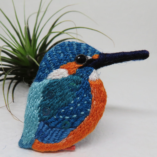 鳥のブローチ カワセミ♀ 刺繍 ブローチ（ 野鳥 鳥 小鳥 ） ブローチ mame.pii