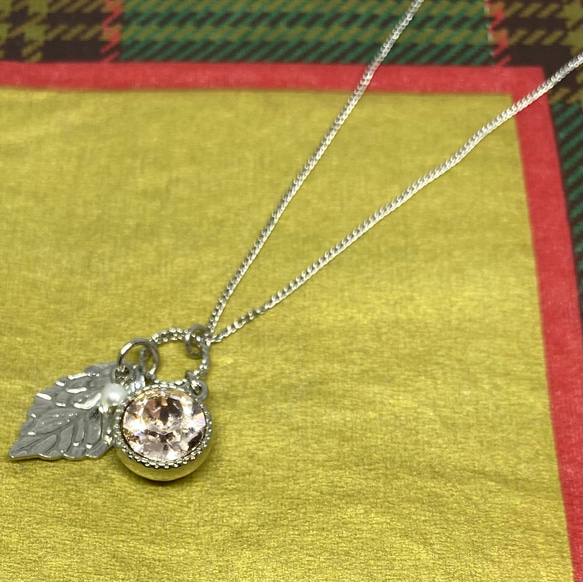 シルバーリーフ　キラキラスワロ　パールビーズを組み合わせた上品なネックレス 1枚目の画像