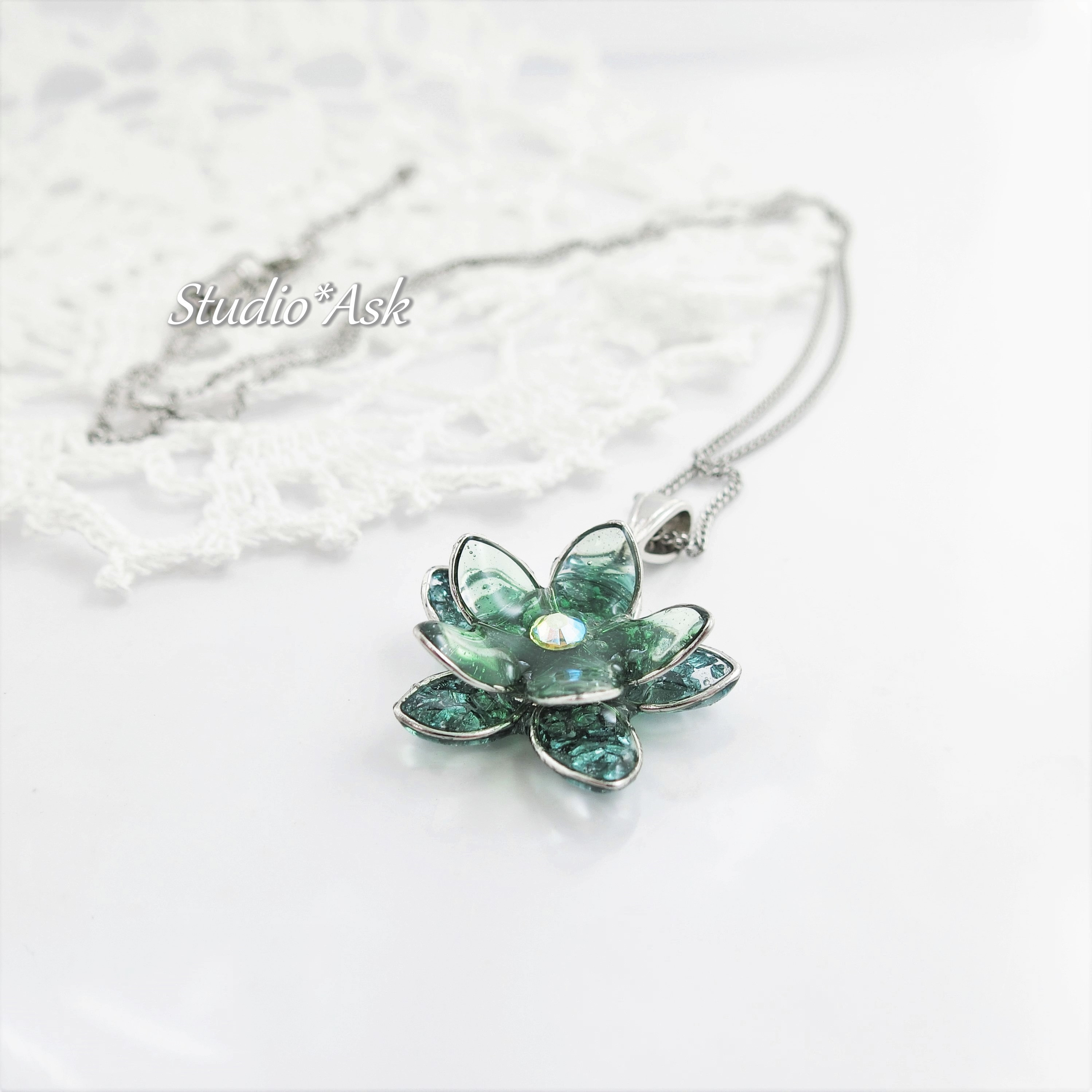 サージカルステンレス ぱっと華咲くワイヤーフラワーのネックレス ・グリーン 316L