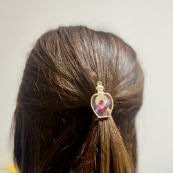 ペットボトルキャップとレジンのポニーフック ゴールド 赤いダイヤ型 #0025 2枚目の画像