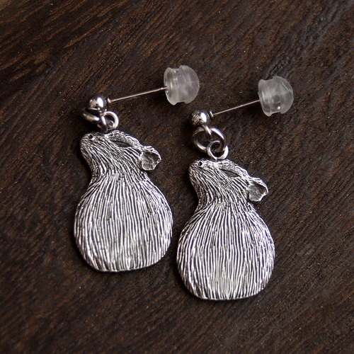 受注制作】物思うカピバラのスターリングシルバー スタッドピアス