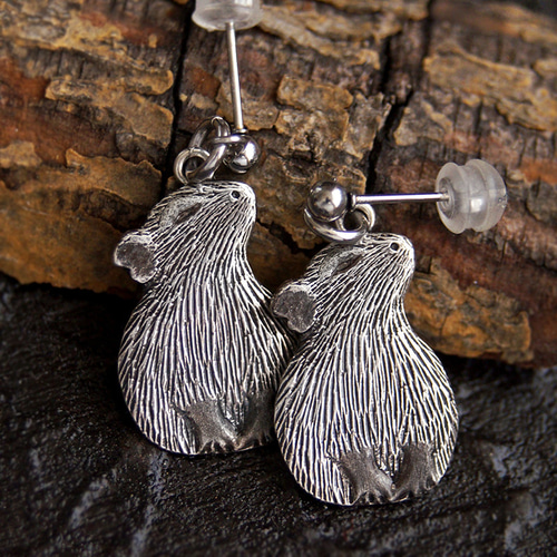 受注制作】物思うカピバラのスターリングシルバー スタッドピアス