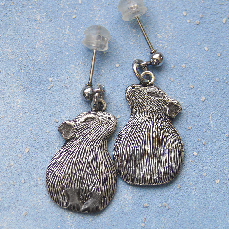 【受注制作】物思うカピバラのスターリングシルバー スタッドピアス