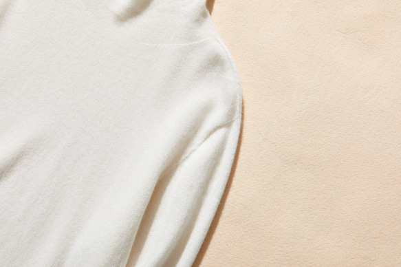 柔軟纖維打造極致舒適感 100% 羊絨高領針織品 白色 231109-1 第3張的照片