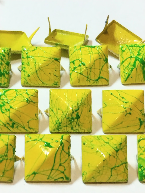 パンク　鋲 スタッズ　レザークラフト　ピラミッド1２ミリ　黄色　100個送料無料 1枚目の画像