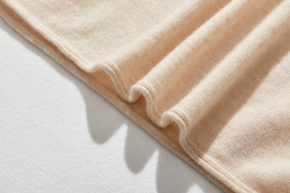 柔軟纖維打造極致舒適感 100% 羊絨高領針織米色 231109-2 第10張的照片