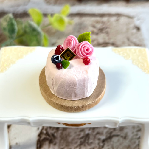 188＊小さな薔薇と苺のケーキ＊ ミニチュアスイーツ 粘土 ドールハウス 