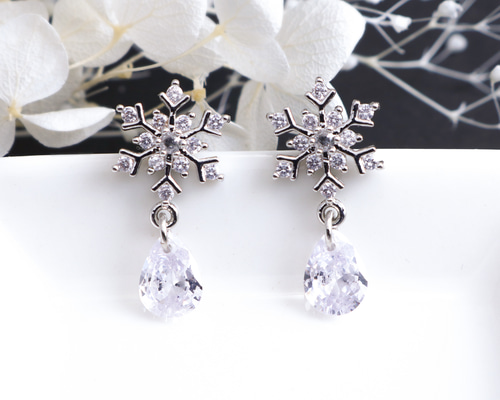 雪の結晶ピアス〈キュービックジルコニア〉ゴールドカラー　アレキサンドライト 雪の結晶ピアス〈キュービックジルコニア〉ゴールドカラー