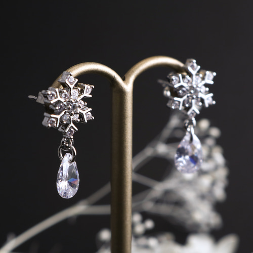 雪の結晶ピアス〈キュービックジルコニア〉シルバーカラー 雪の結晶としずくのピアス【イヤリング/金属アレルギー対応】シルバー