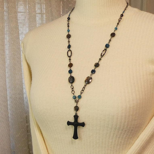 マットブラック十字架ネックレス」天然石使用 光る石 アパタイト  