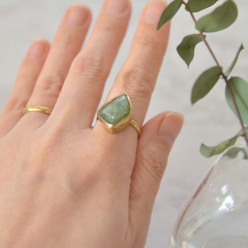 天然石と真鍮のふくりん留めリング 指輪 グリーン 13号 翡翠 ヒスイ