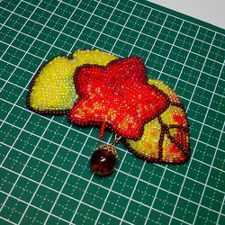 ビーズ刺繍の色づく木の葉とどんぐりのヘアピン 5枚目の画像