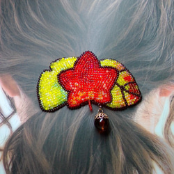 ビーズ刺繍の色づく木の葉とどんぐりのヘアピン 2枚目の画像