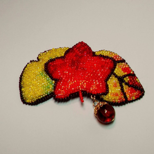ビーズ刺繍の色づく木の葉とどんぐりのヘアピン 1枚目の画像