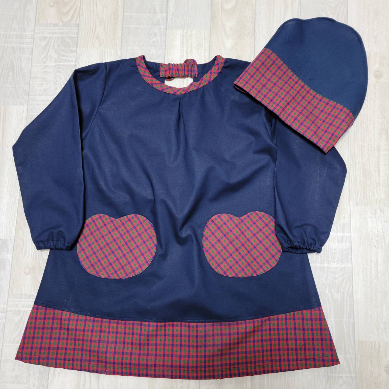 2点セット 80～150size タータンチェック 赤 割烹着 後ろゴム 長袖スモック 首パイピング 切替あり 三角巾