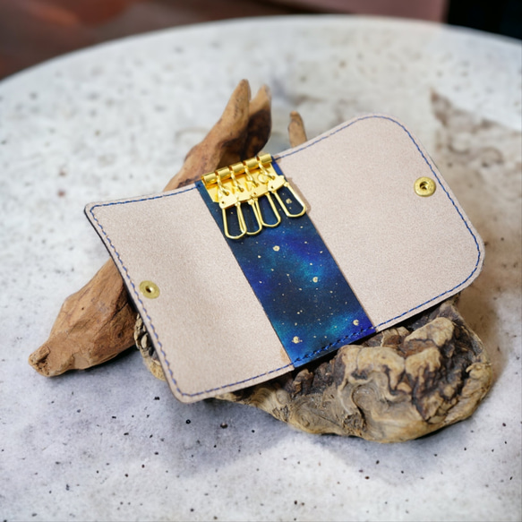 『星の銀河シリーズ』星のカケラ舞う銀河のスマートキーケース  革小物 銀河キーケース スマートキーケース キーケース 5枚目の画像